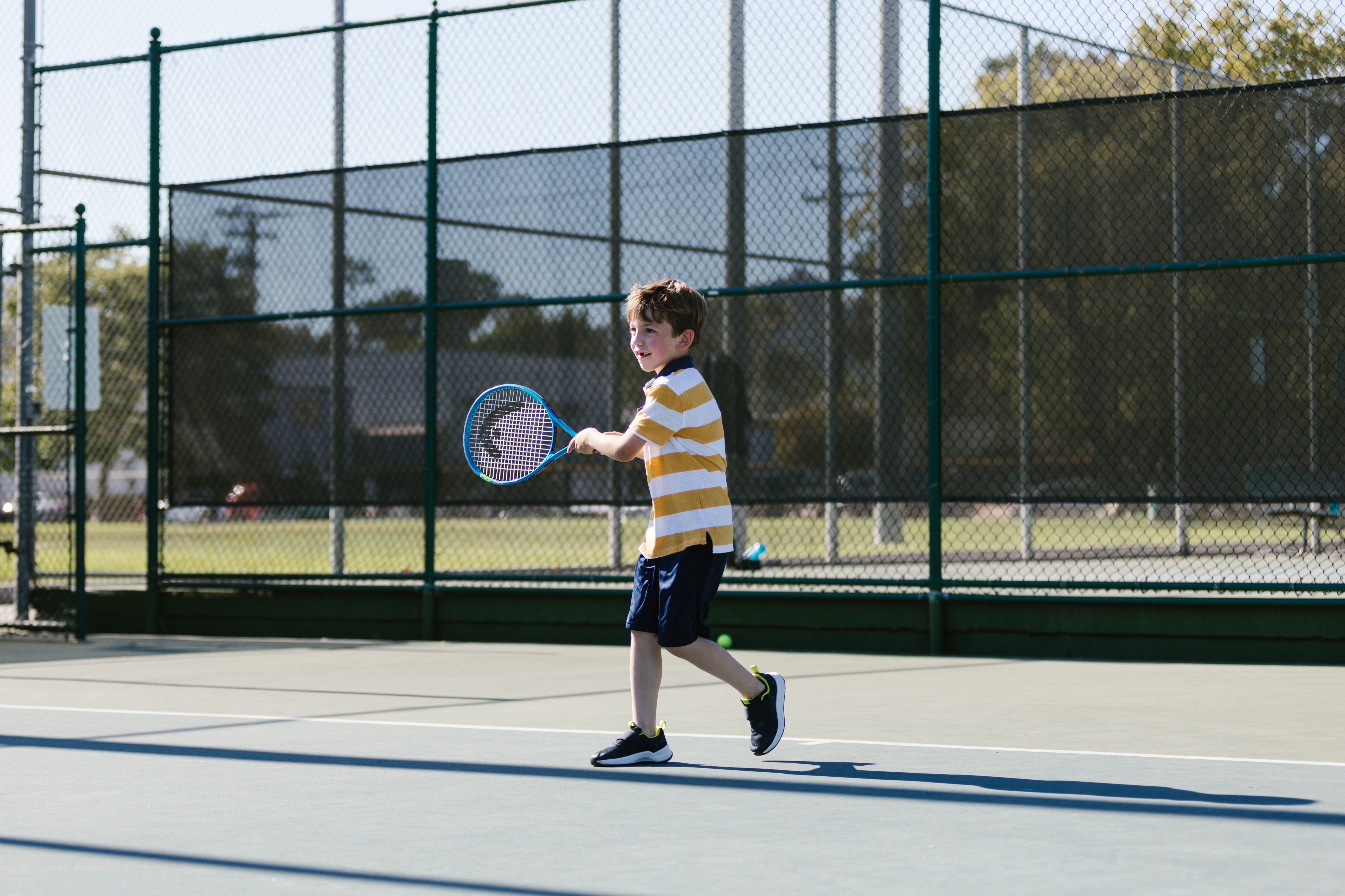 Joueur de tennis effectuant un revers